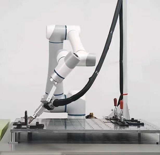 صرفه جویی در استفاده گسترده از cobot با ربات 6 محور تعاونی برد 1300 میلی متر برای ماشین های جوش